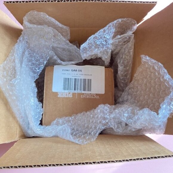 VELVET PETALS CANDLE - Picture 2 of 3